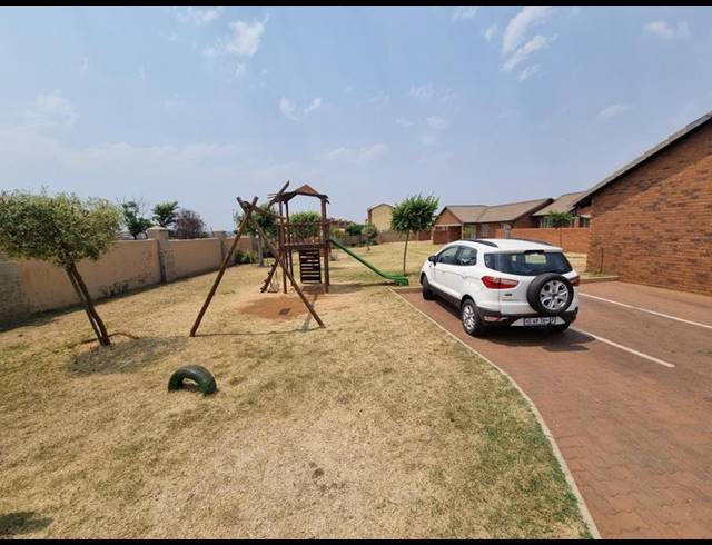 2 BEDROOM TOWNHOUSE FOR SALE IN MONAVONI